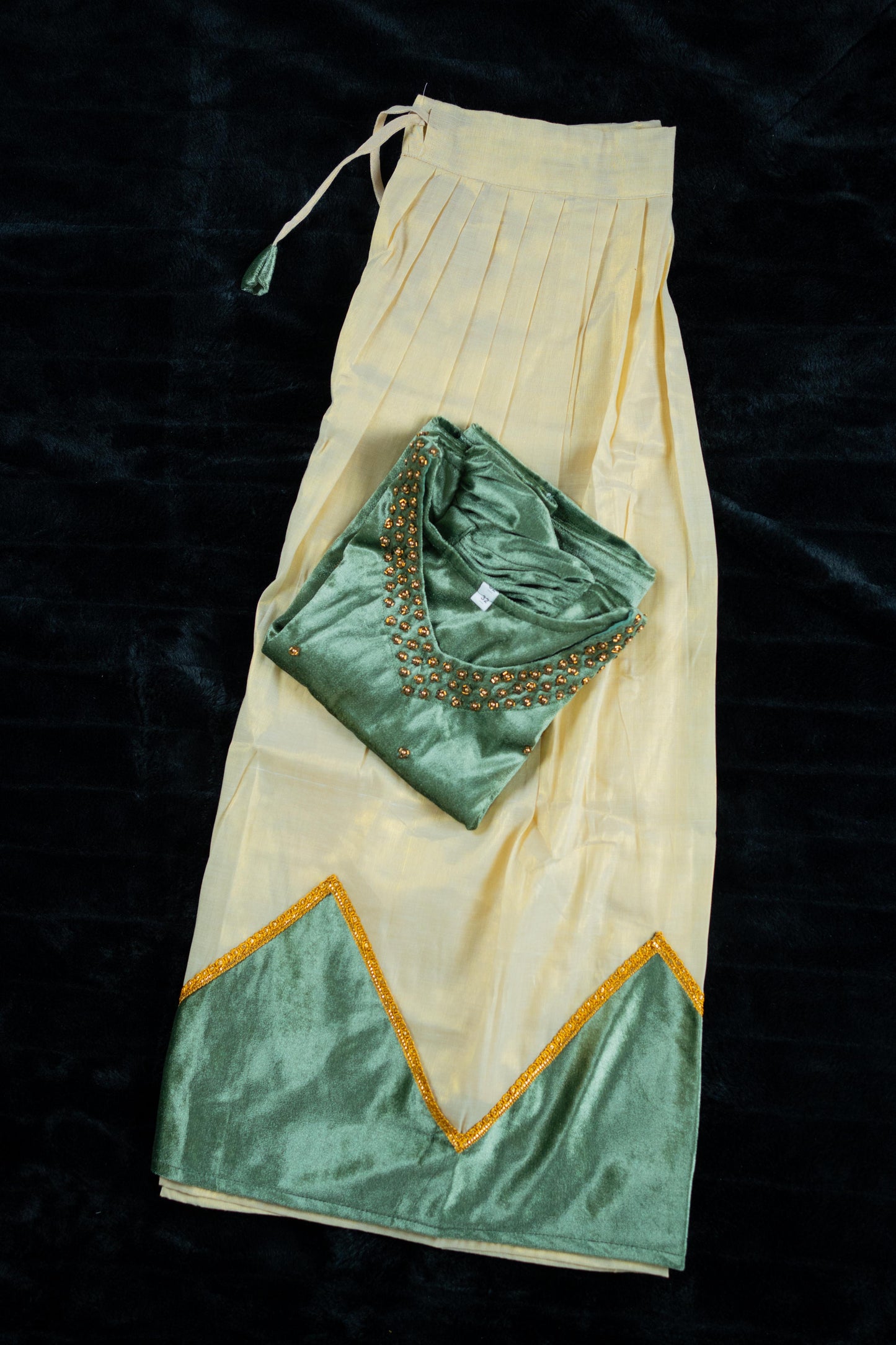 Kids’ Onam Traditional Dress – Green & Cream Set
(KCW128)