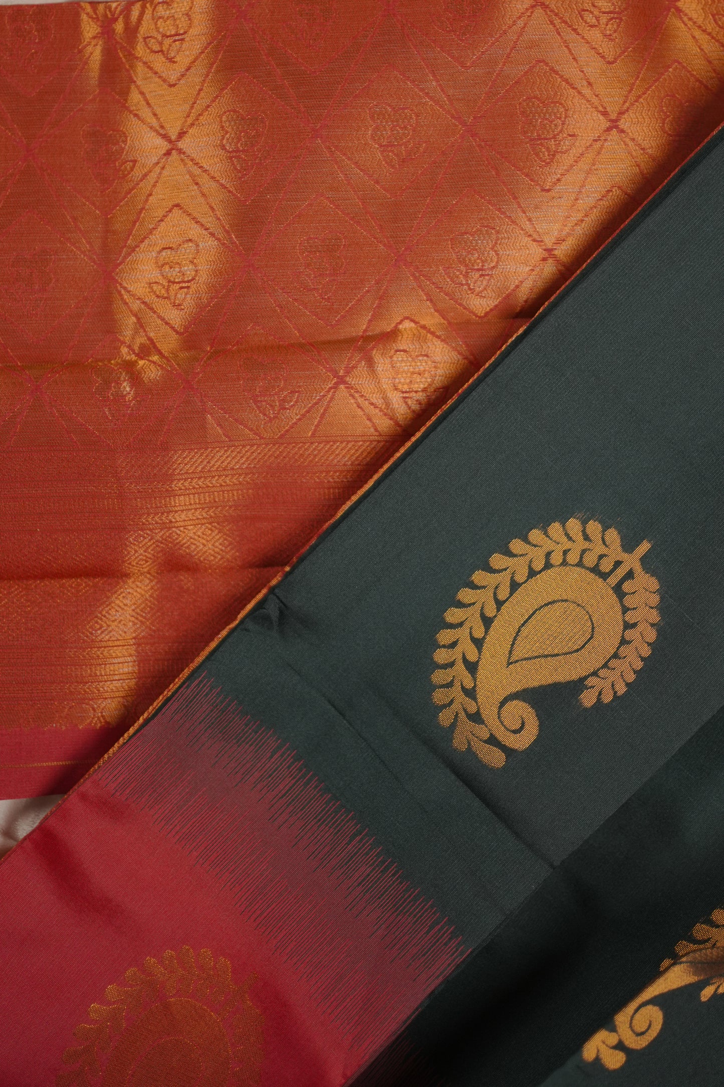 Elegant dark green & Maroon Silk Saree with Gold Paisley Motifs (SAR-1136)