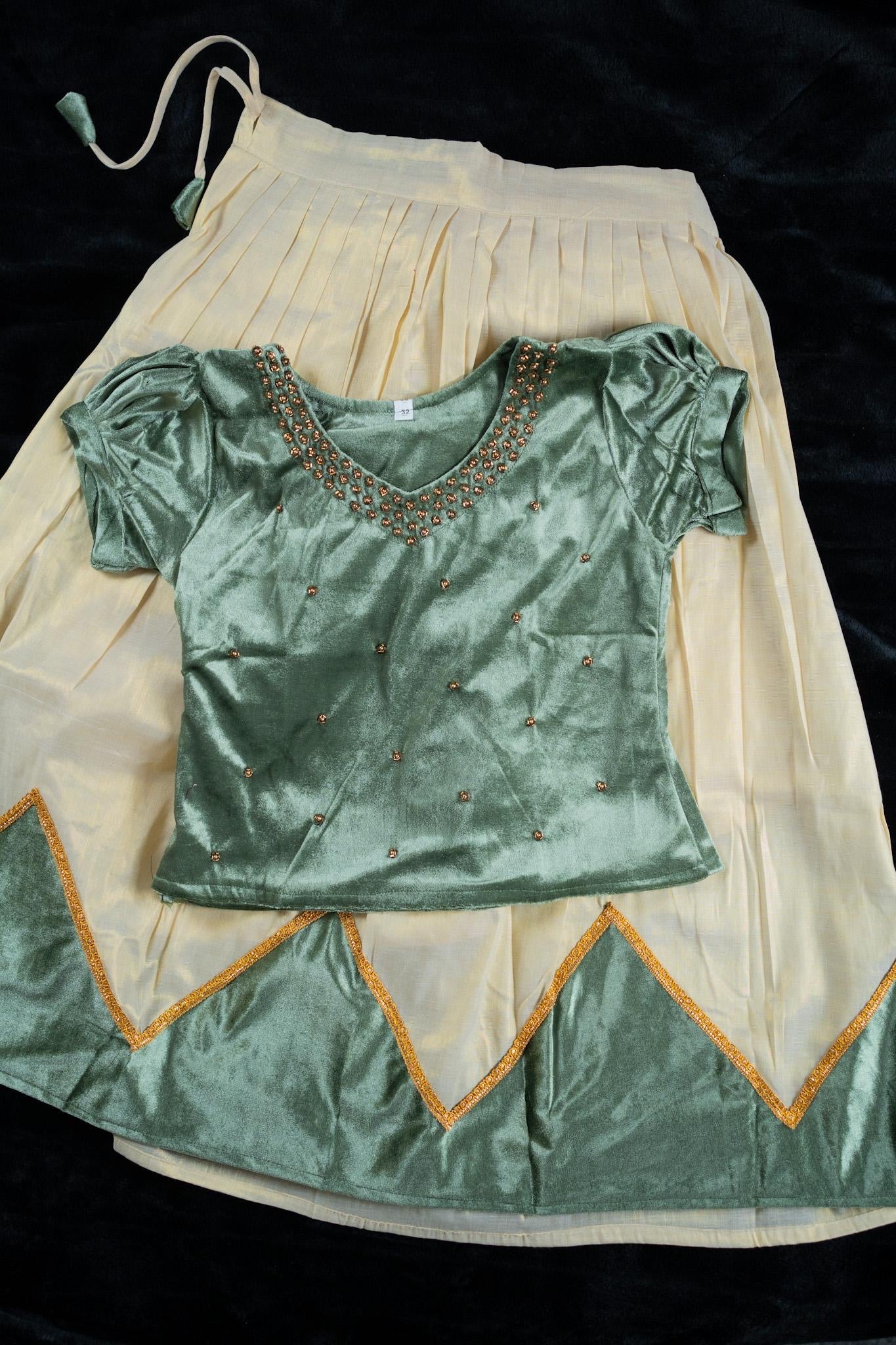 Kids’ Onam Traditional Dress – Green & Cream Set
(KCW128)
