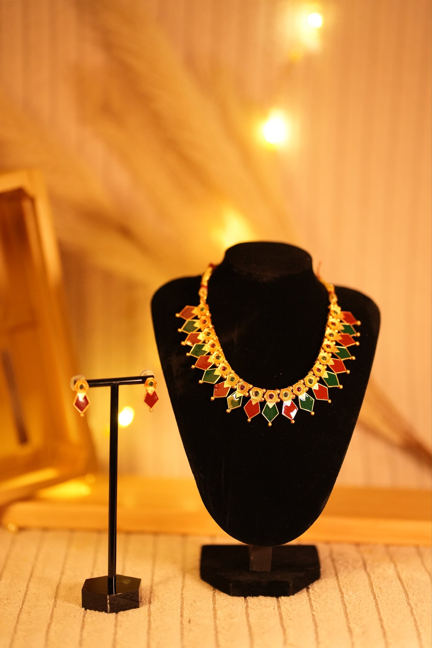 Traditional necklace with earrings