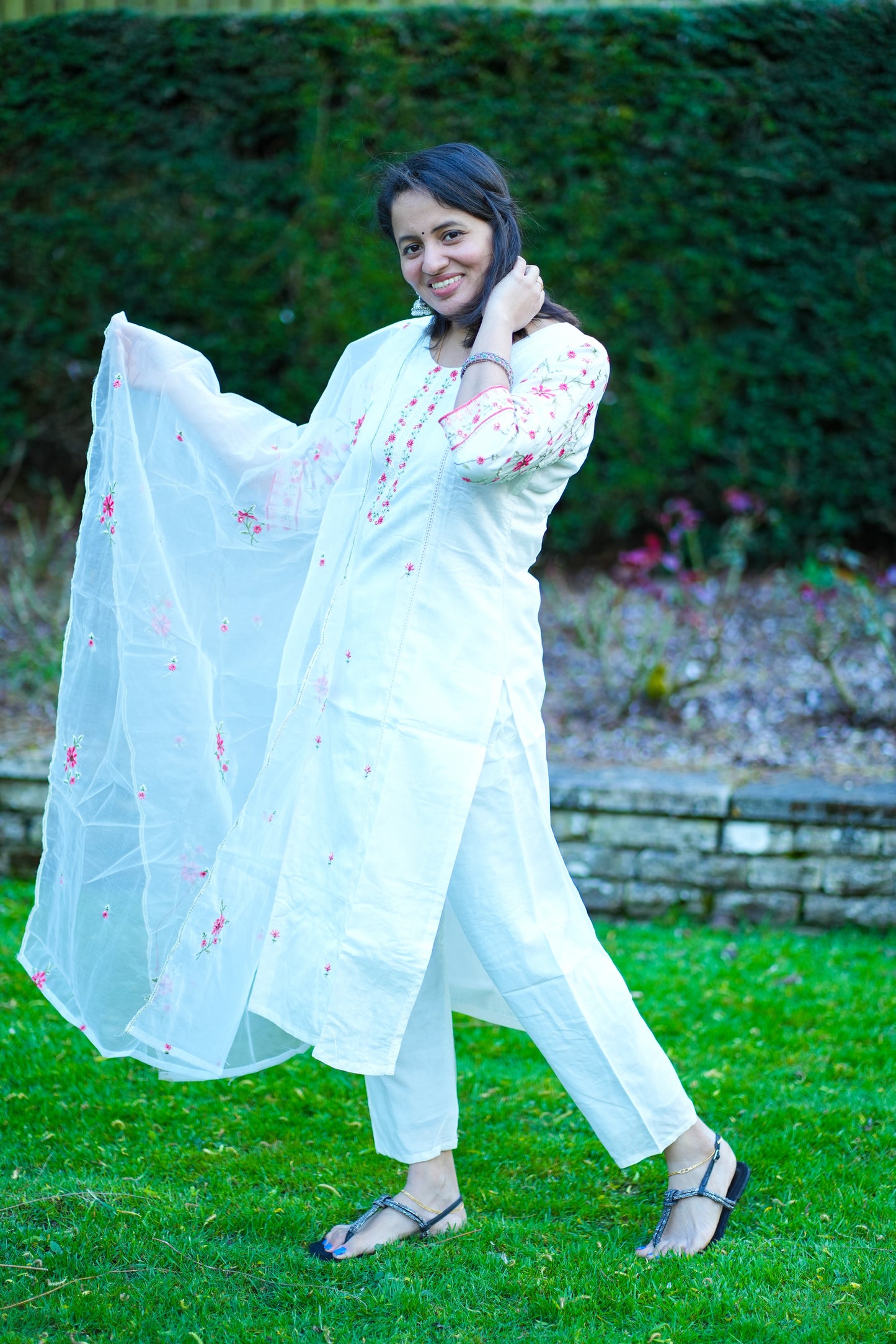 Muslin fabric kurti set in stunning white (KSH804)