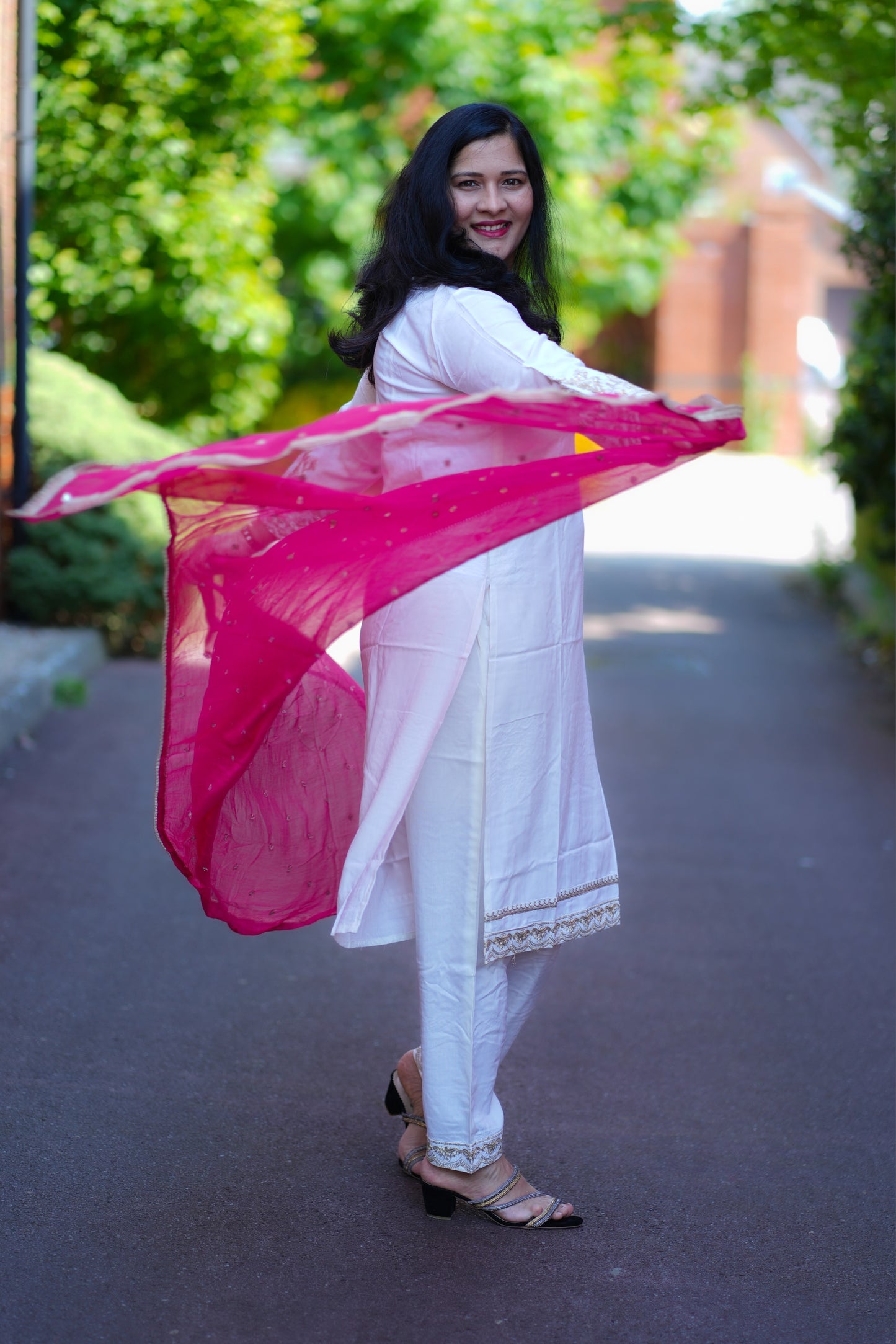 Stunning White kurti set with contrast dupatta(AMB101)