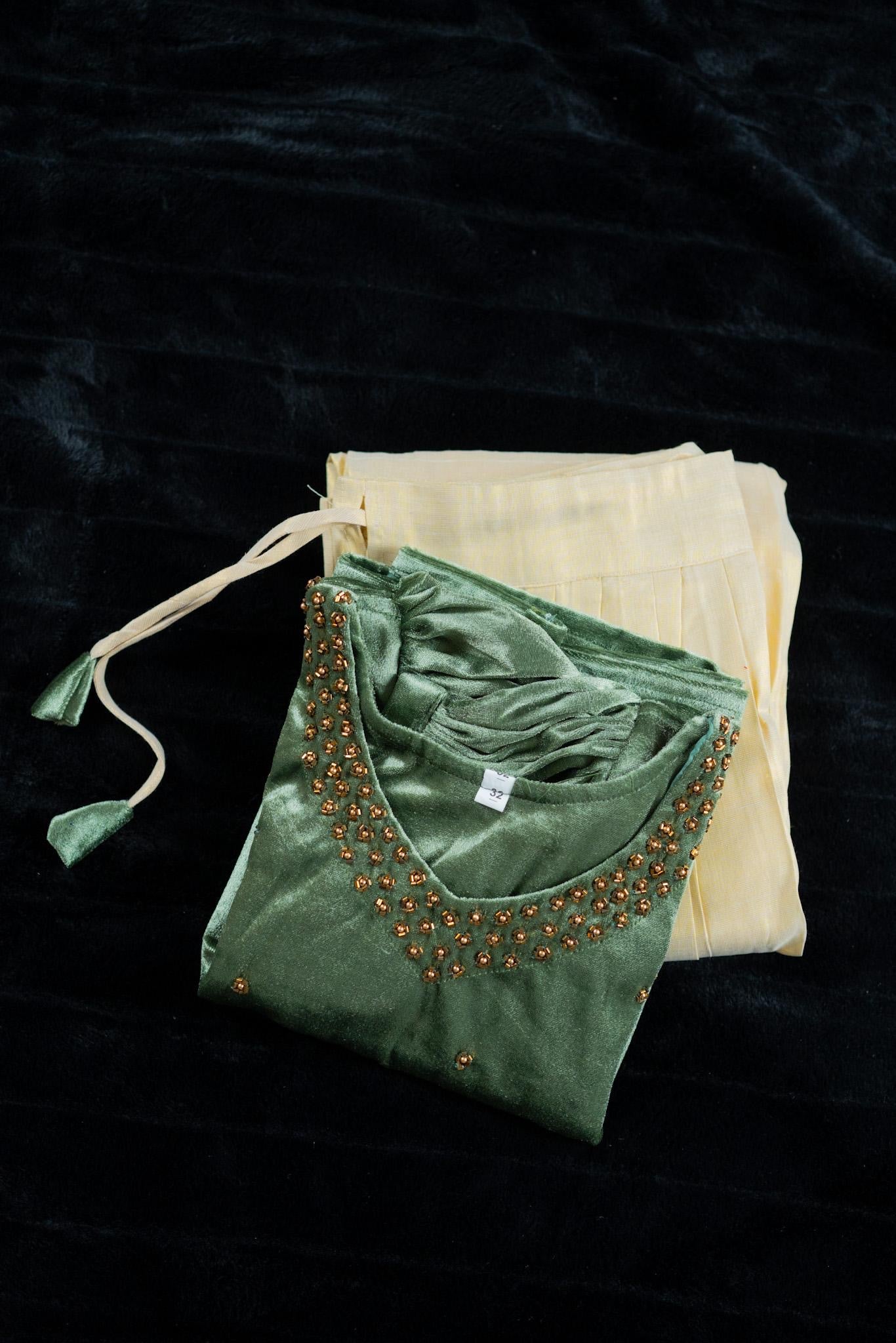 Kids’ Onam Traditional Dress – Green & Cream Set
(KCW128)