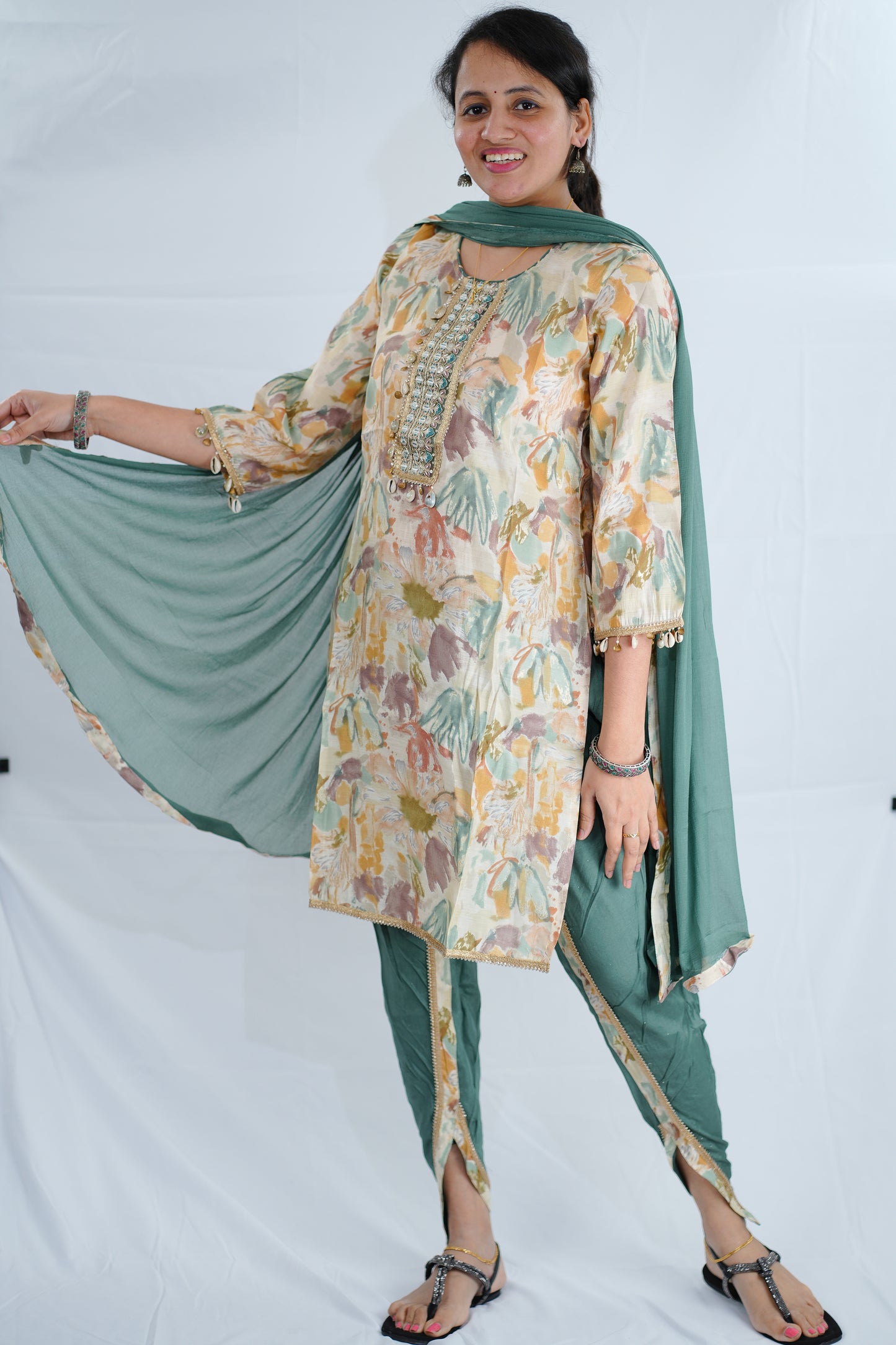 Kurti set in muslin fabric with tulip trousers - (Ksh664)