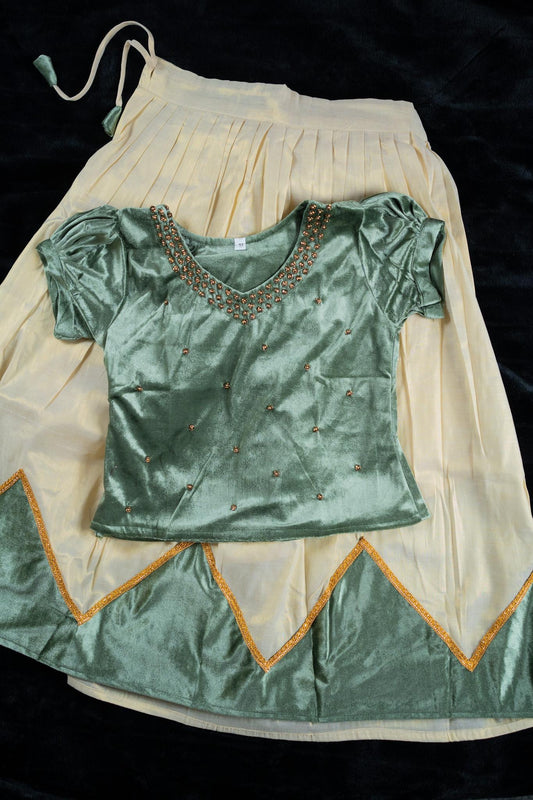 Kids’ Onam Traditional Dress – Green & Cream Set
(KCW128)