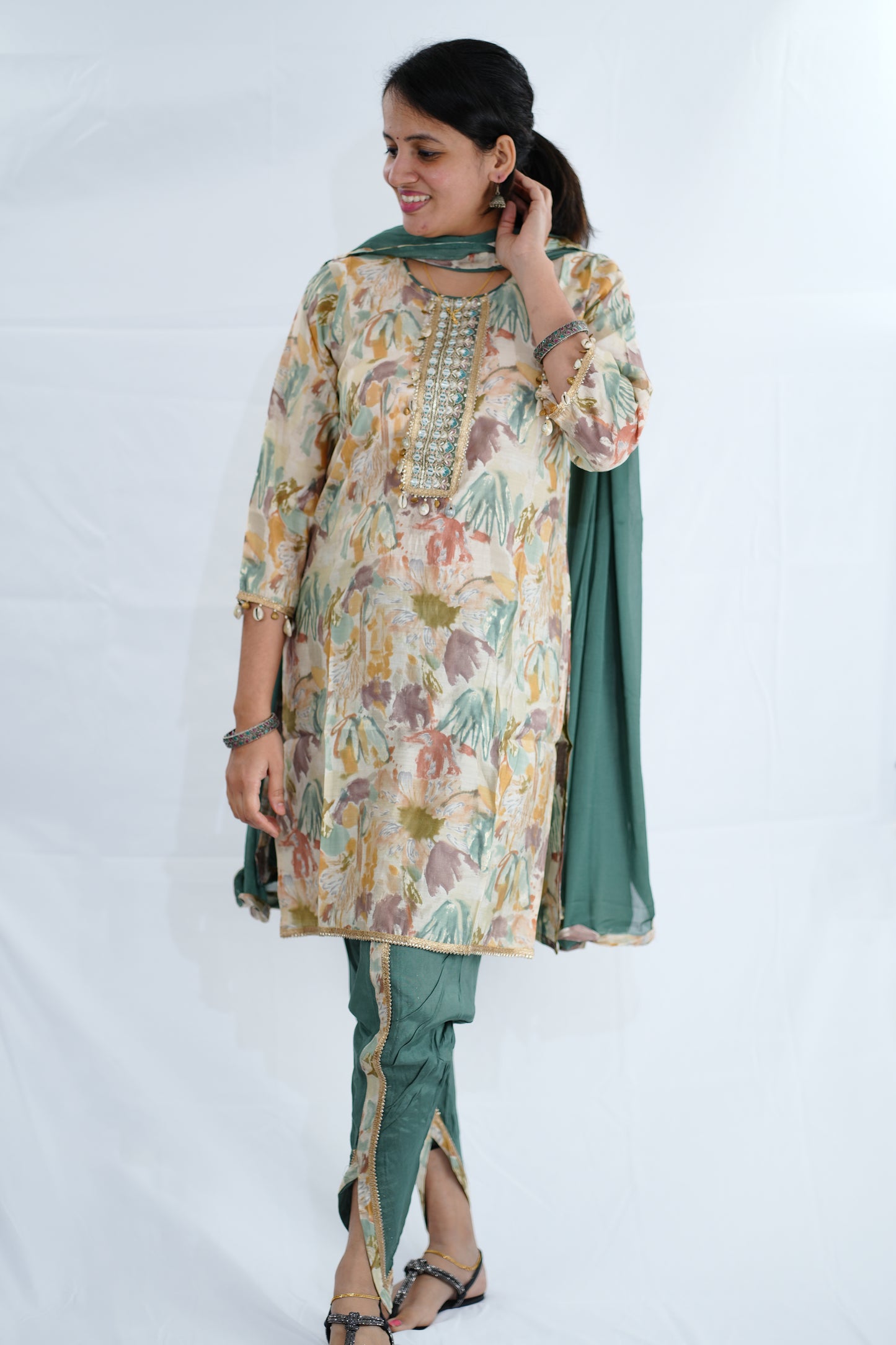 Kurti set in muslin fabric with tulip trousers - (Ksh664)