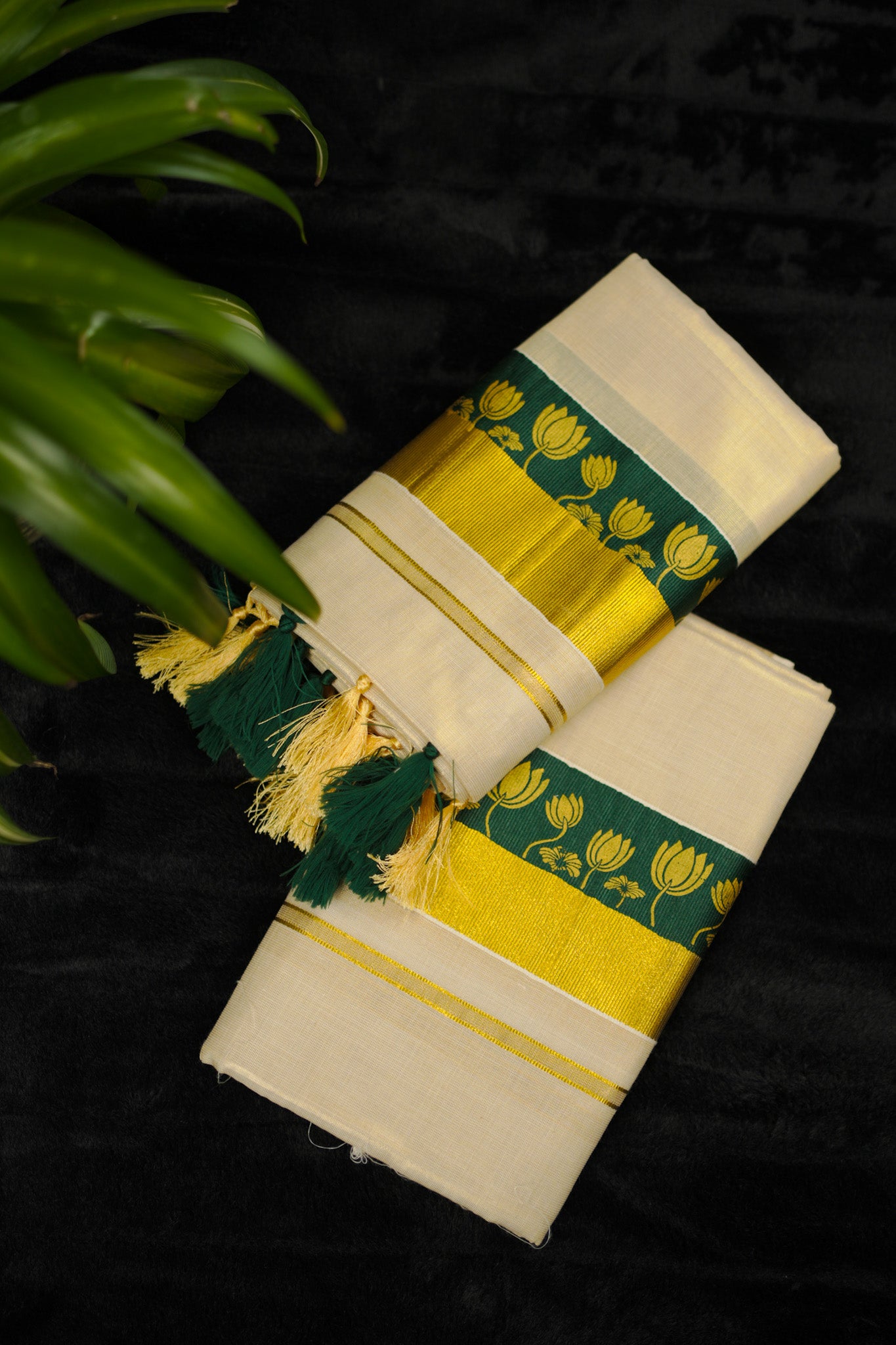Premium Kasavu Set Mundu with floral design (SM-257)