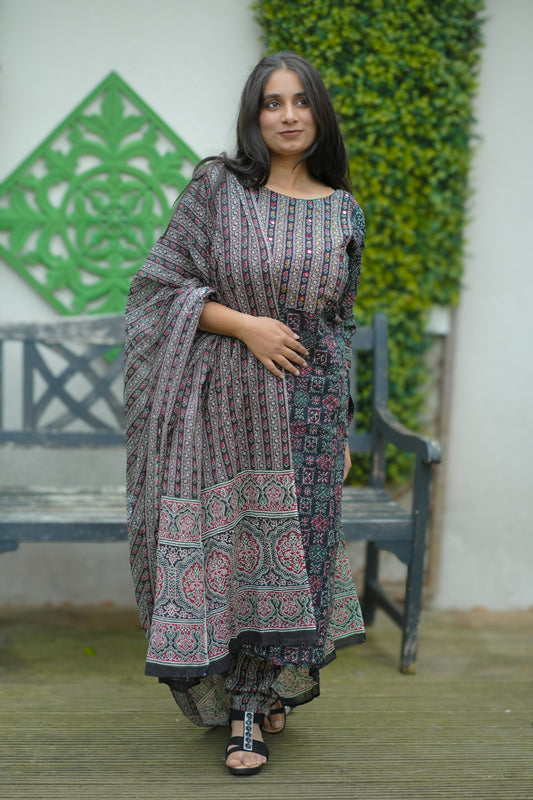 Effortless style, everyday comfort – your new go-to cotton suit!
(KER-1179)