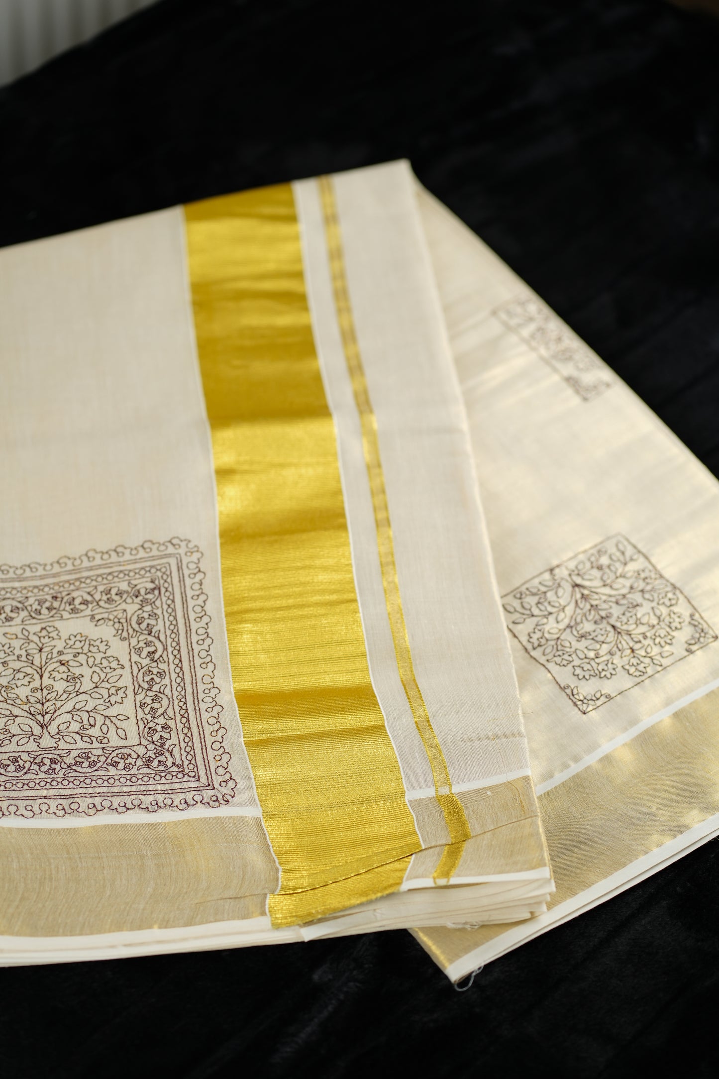 Handwoven kasavu tissue saree (SAR124)